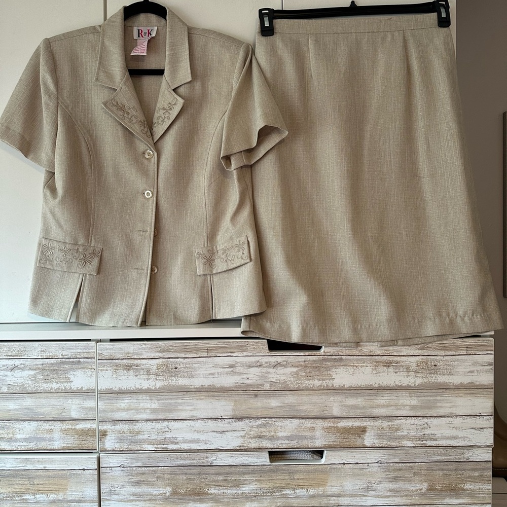 🌸 R&K Beige Embroidered Short Sleeve Skirt Suit Set Size 12